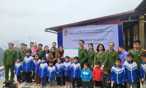 Phòng Khảo thí và đảm bảo chất lượng đào tạo thăm Khu di tích Pác Bó và tổ chức hoạt động thiện nguyện tại tỉnh Cao Bằng